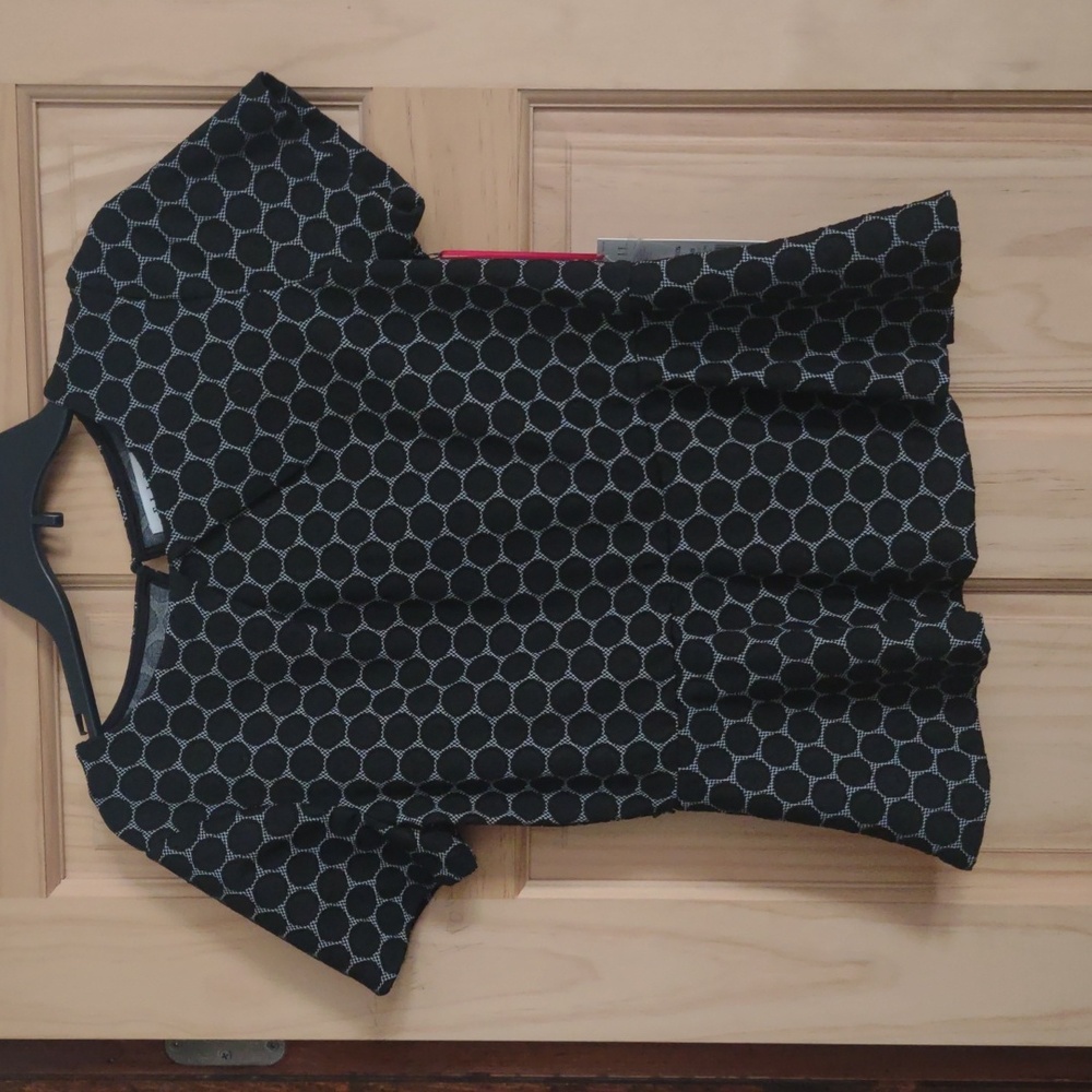 Black/white short sleeve pleated blouse with shiny black belt; 1 button back